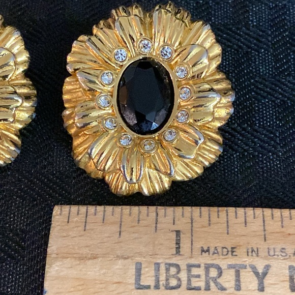 Vintage Kenneth J Lane for Avon Jeweled Flower Clip Earrings Goldtone Black - Picture 2 of 5